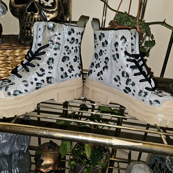 Custom leopard boots - Picture 2 of 3